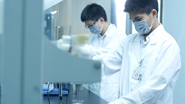 鴻富誠工程師正進行導(dǎo)熱材料研發(fā)